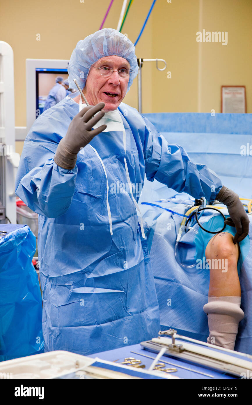 Il dottor Robert Hunter, MD, chirurgo ortopedico, dimostra una simulazione di ginocchio artroscopica sugery ai visitatori durante un open house. Foto Stock