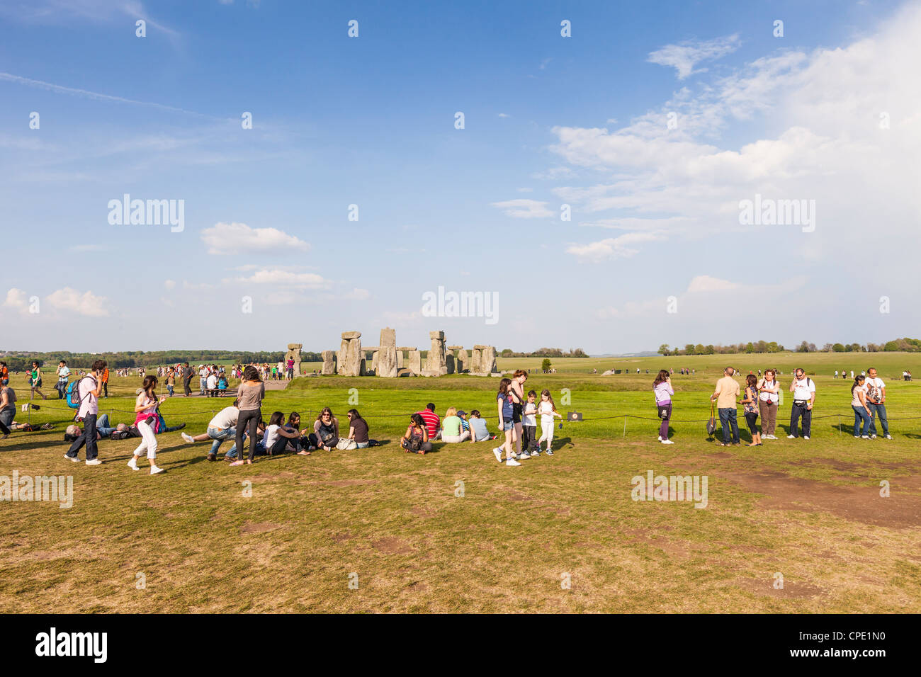 Stonehenge su una soleggiata giornata di primavera, circondato da centinaia di turisti, Foto Stock