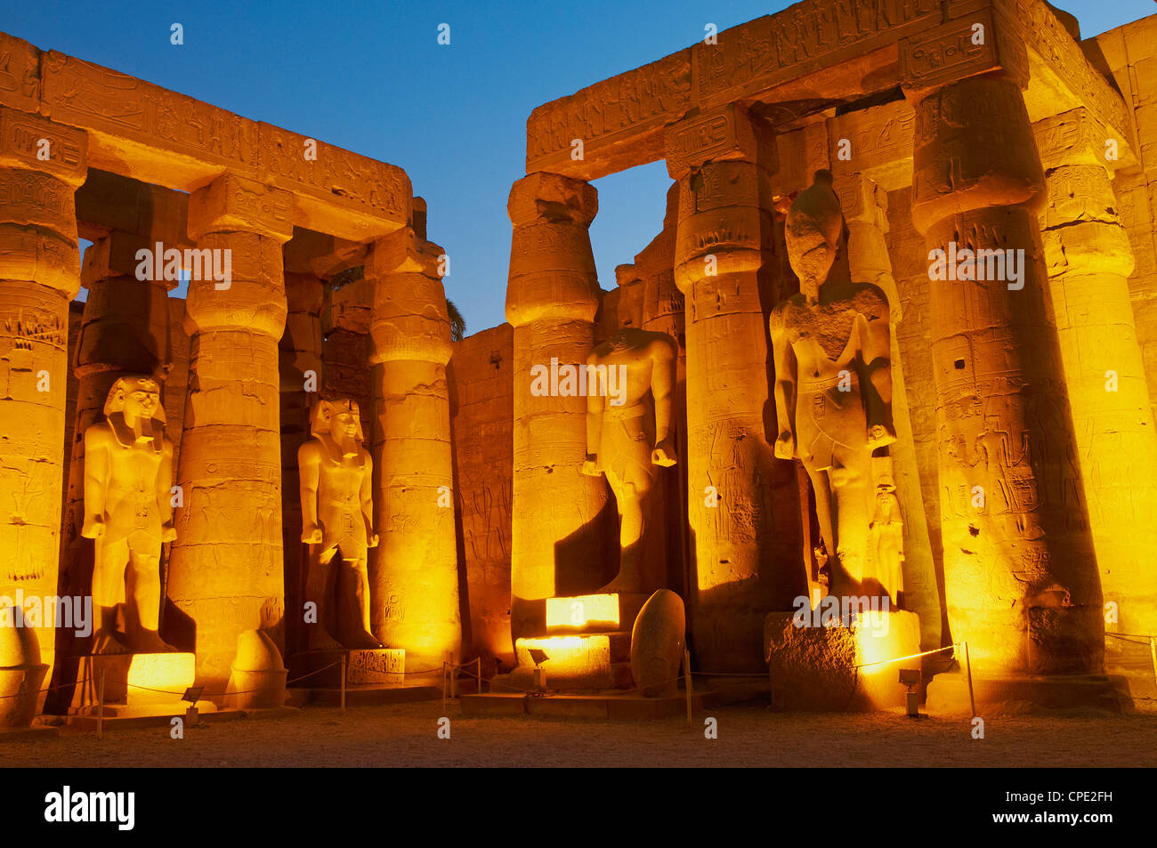 Grande Corte di Ramesse II e colossali statue di Ramesse II e il Tempio di Luxor, Tebe, Egitto, Africa Foto Stock