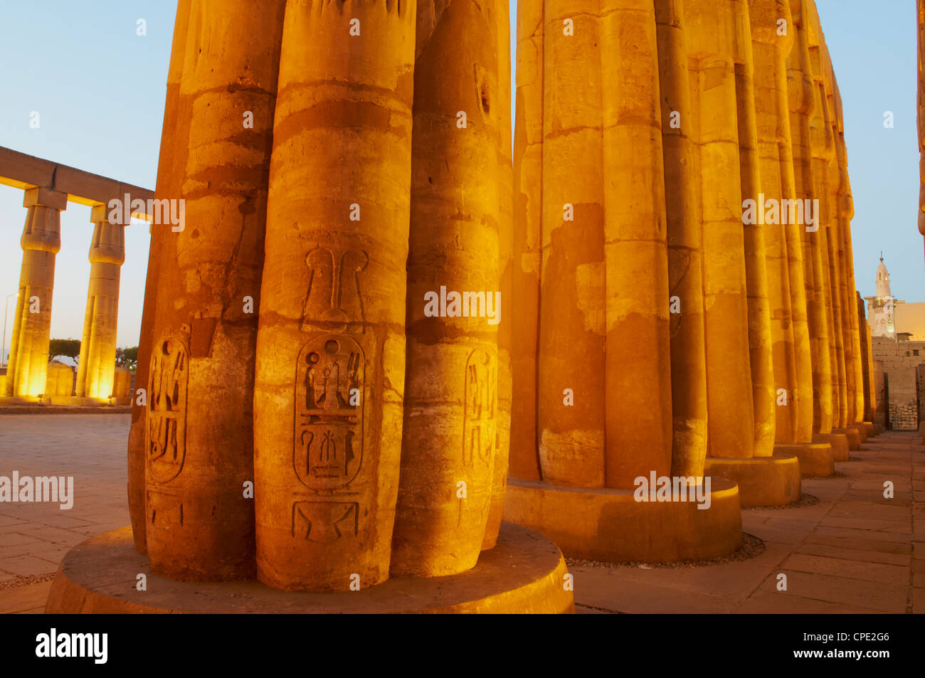 I colonnati, pilastri di pietra e il Tempio di Luxor, Tebe, Sito Patrimonio Mondiale dell'UNESCO, Egitto, Africa Settentrionale, Africa Foto Stock