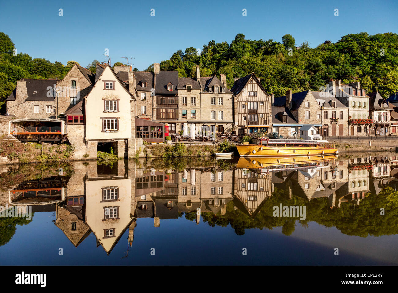 Il pittoresco porto medievale di Dinan sull'estuario della Rance, Bretagna Francia Foto Stock