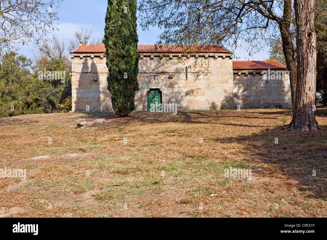 Il romanico Sao Miguel Cappella, vicino al castello di Guimaraes, dove molti cavalieri medievali sono sepolti. Città di Guimaraes, Portogallo. Foto Stock