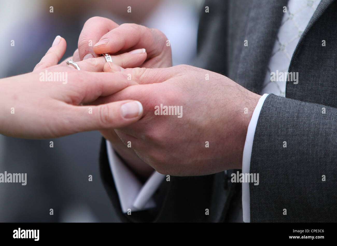 Un paio di scambiare gli anelli di nozze nel corso di una cerimonia di matrimonio. Foto di James Boardman. Foto Stock