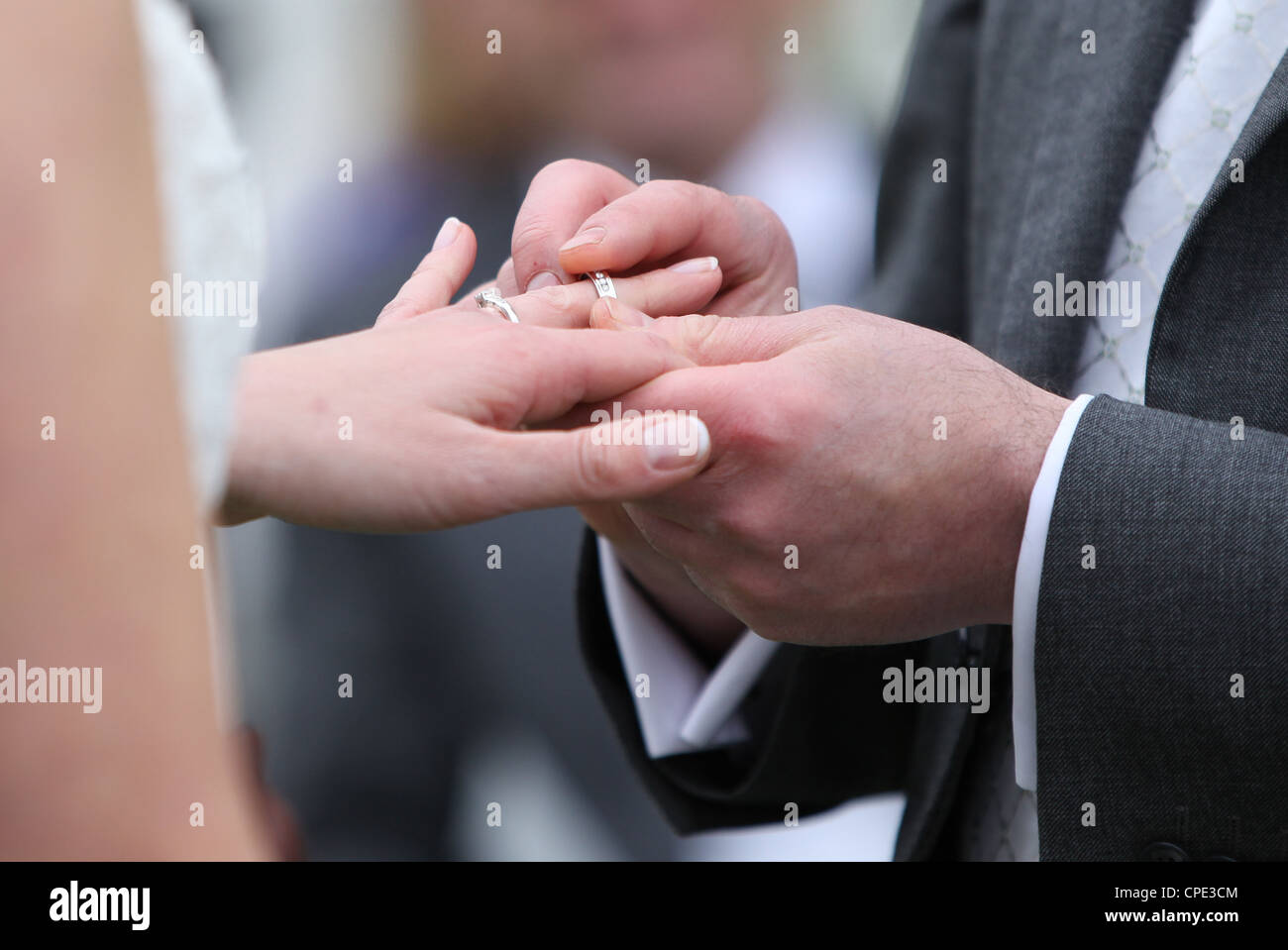 Un paio di scambiare gli anelli di nozze nel corso di una cerimonia di matrimonio. Foto di James Boardman. Foto Stock