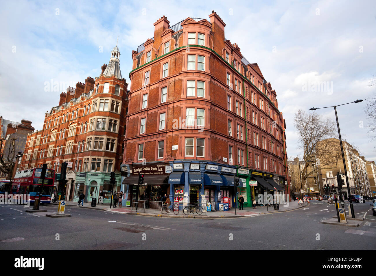 Scena di strada all'angolo di Grays Inn Road e Clerkenwell Road, London, England, Regno Unito Foto Stock