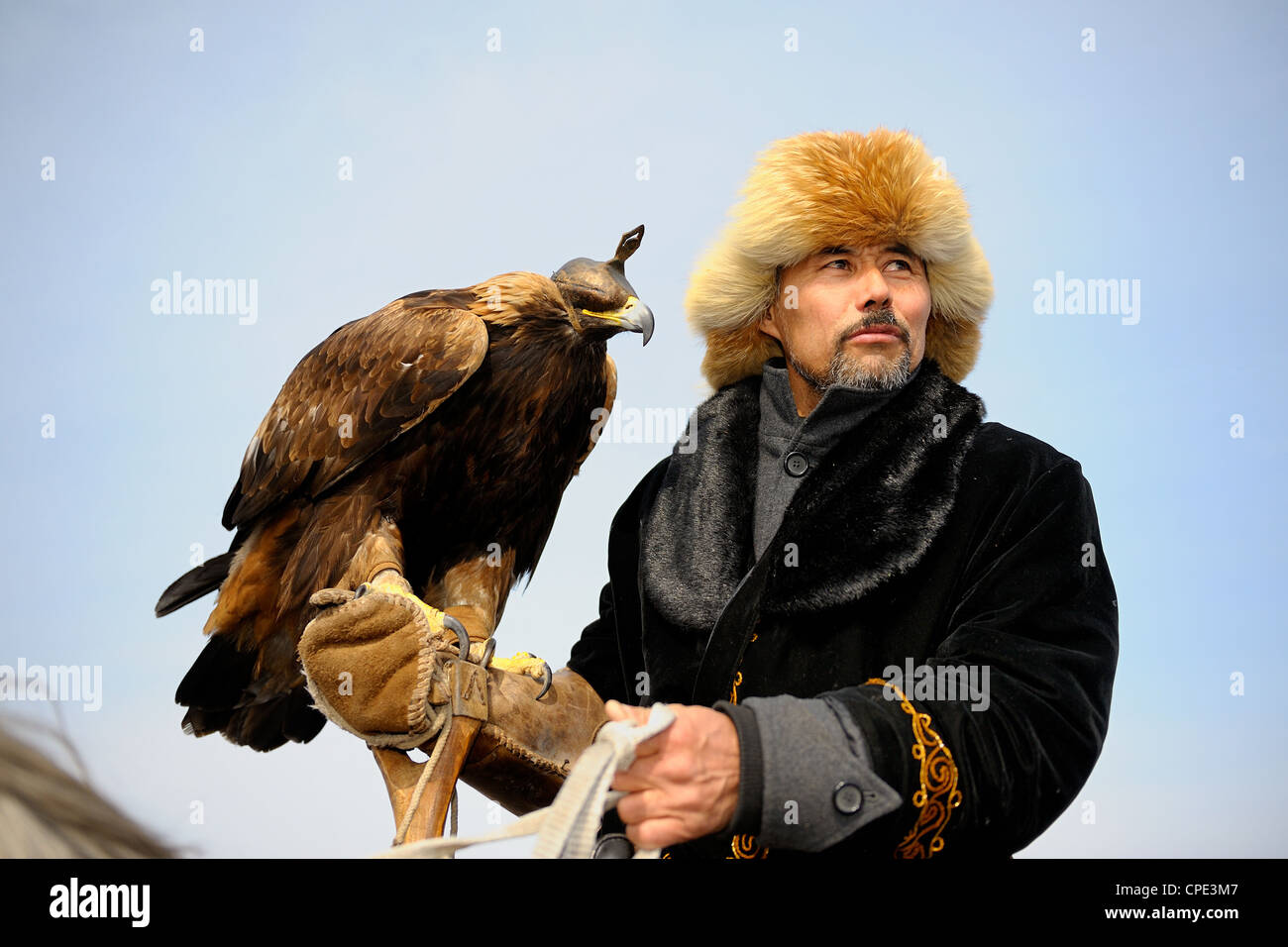 Il cacciatore kazako Karim con golden eagle. Foto Stock