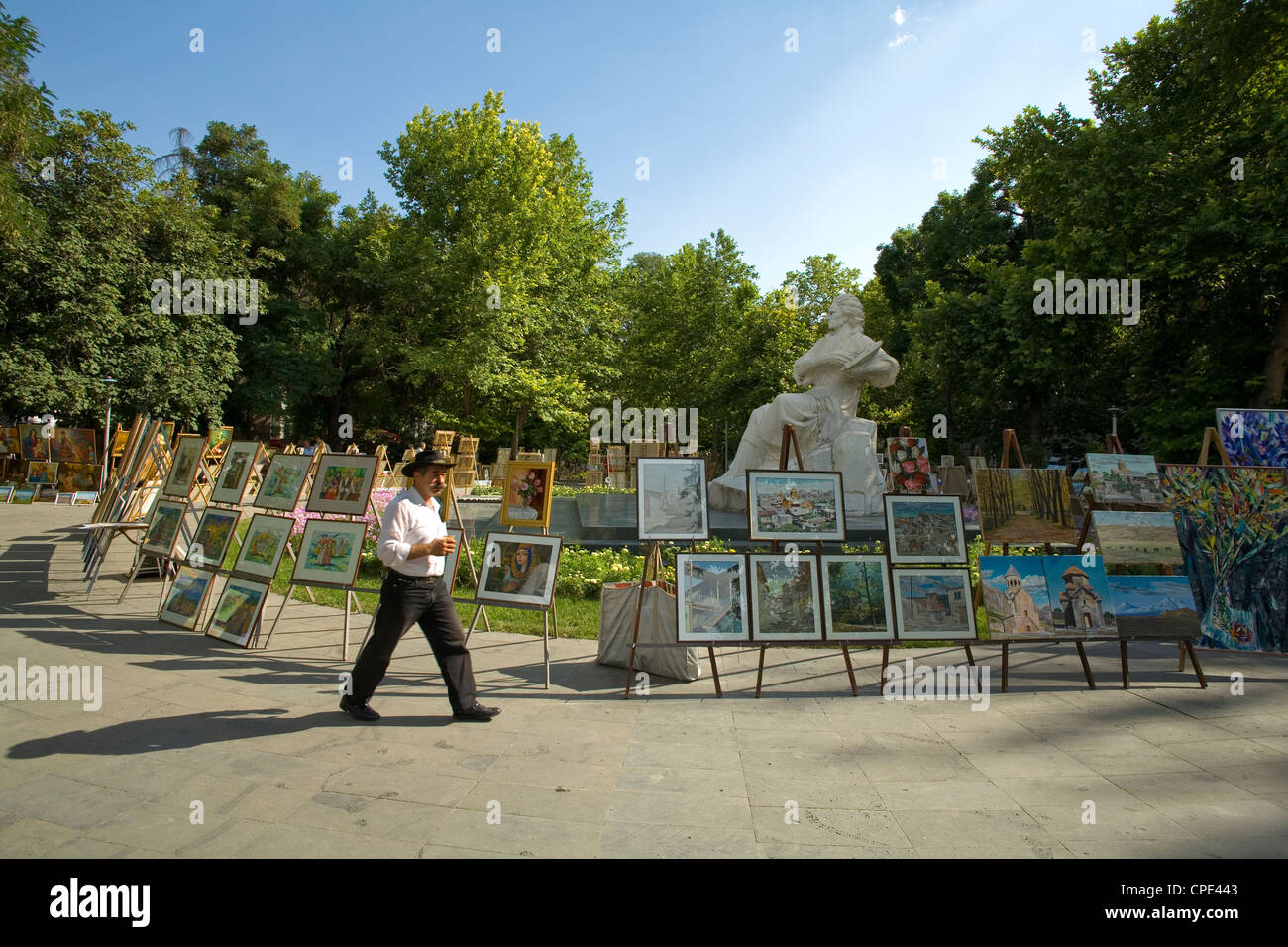 Monumento a Martiros Sarian al weekend vernissage il mercato dell'arte su Pavstos Byuzand Poghots, Yerevan, Armenia Foto Stock