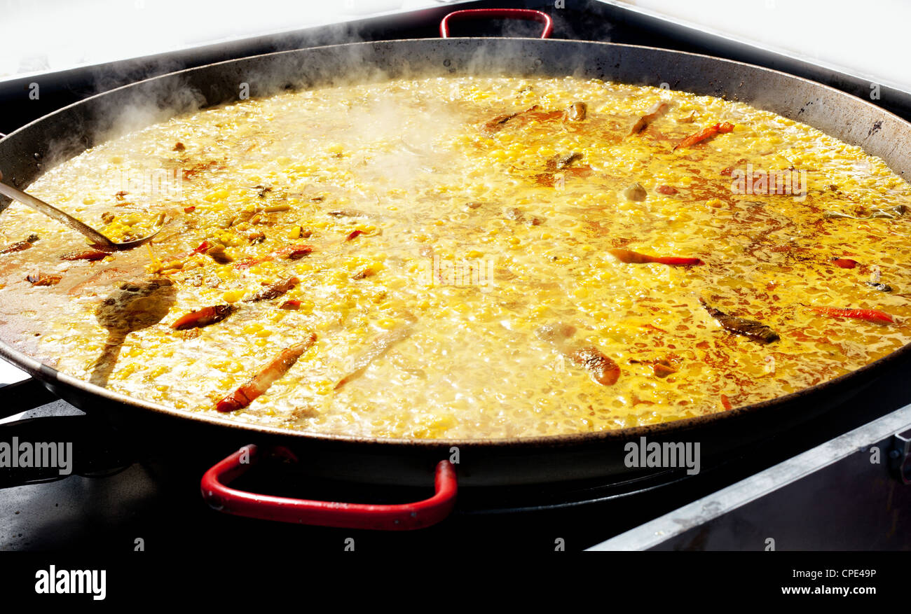 Riso paella tipiche da Valencia Spagna la cottura in pentola grande Foto Stock