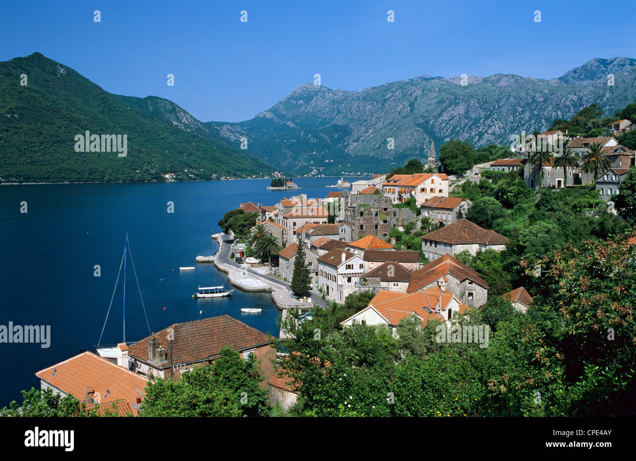 Vista sul villaggio e il Boka, Perast, il Boka Kotorska (Baia di Kotor), il Sito Patrimonio Mondiale dell'UNESCO, Montenegro, Europa Foto Stock