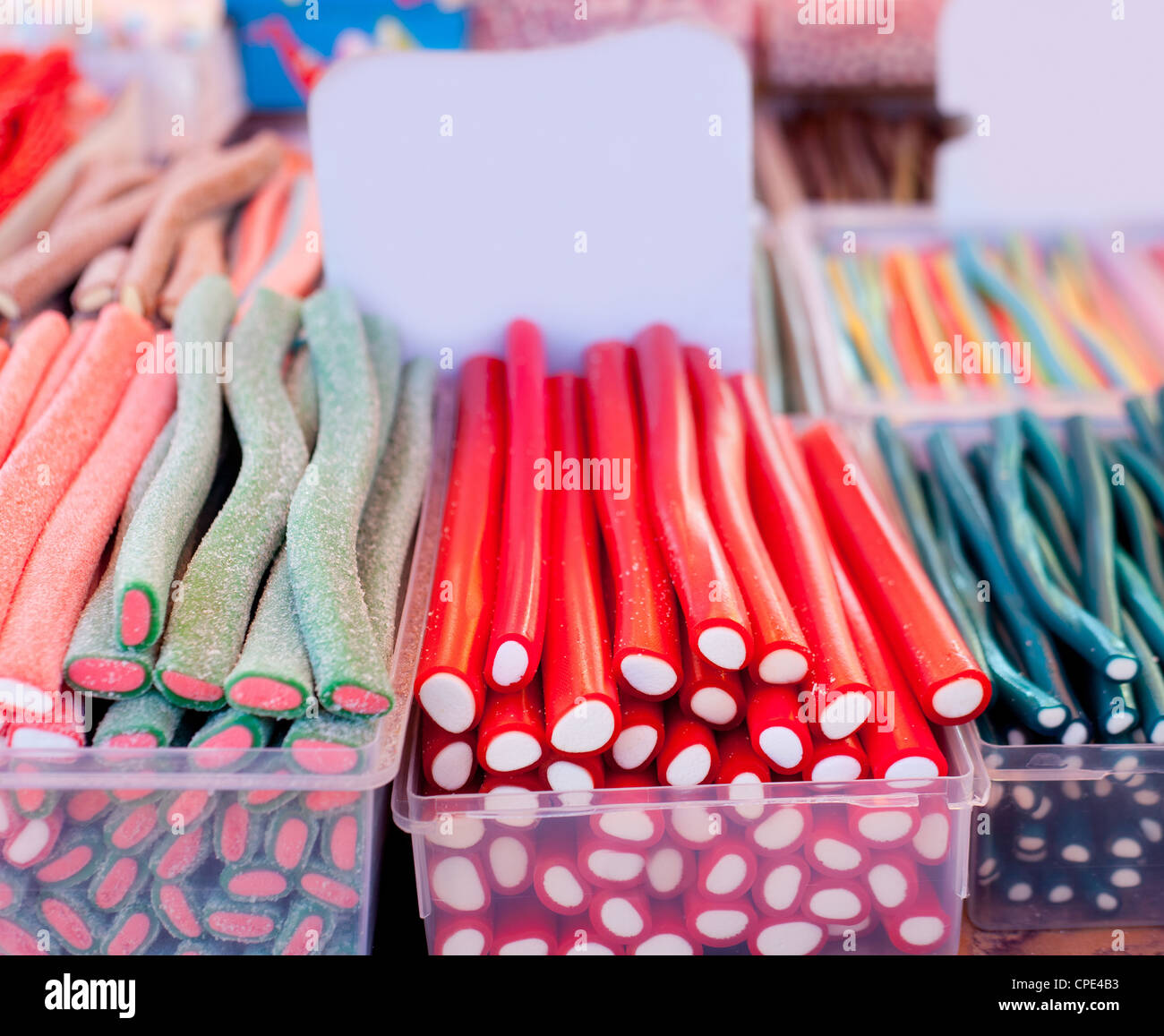 Caramelle caramelle gommose strisce colorate il fuoco selettivo in primo piano centro Foto Stock