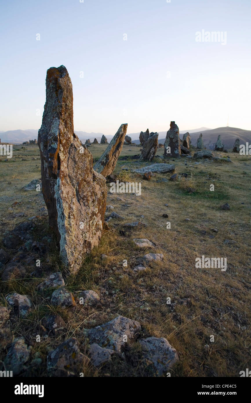 Basalto antiche colonne di pietra di Zorats Karer, Sisian, Syunik, Armenia Foto Stock
