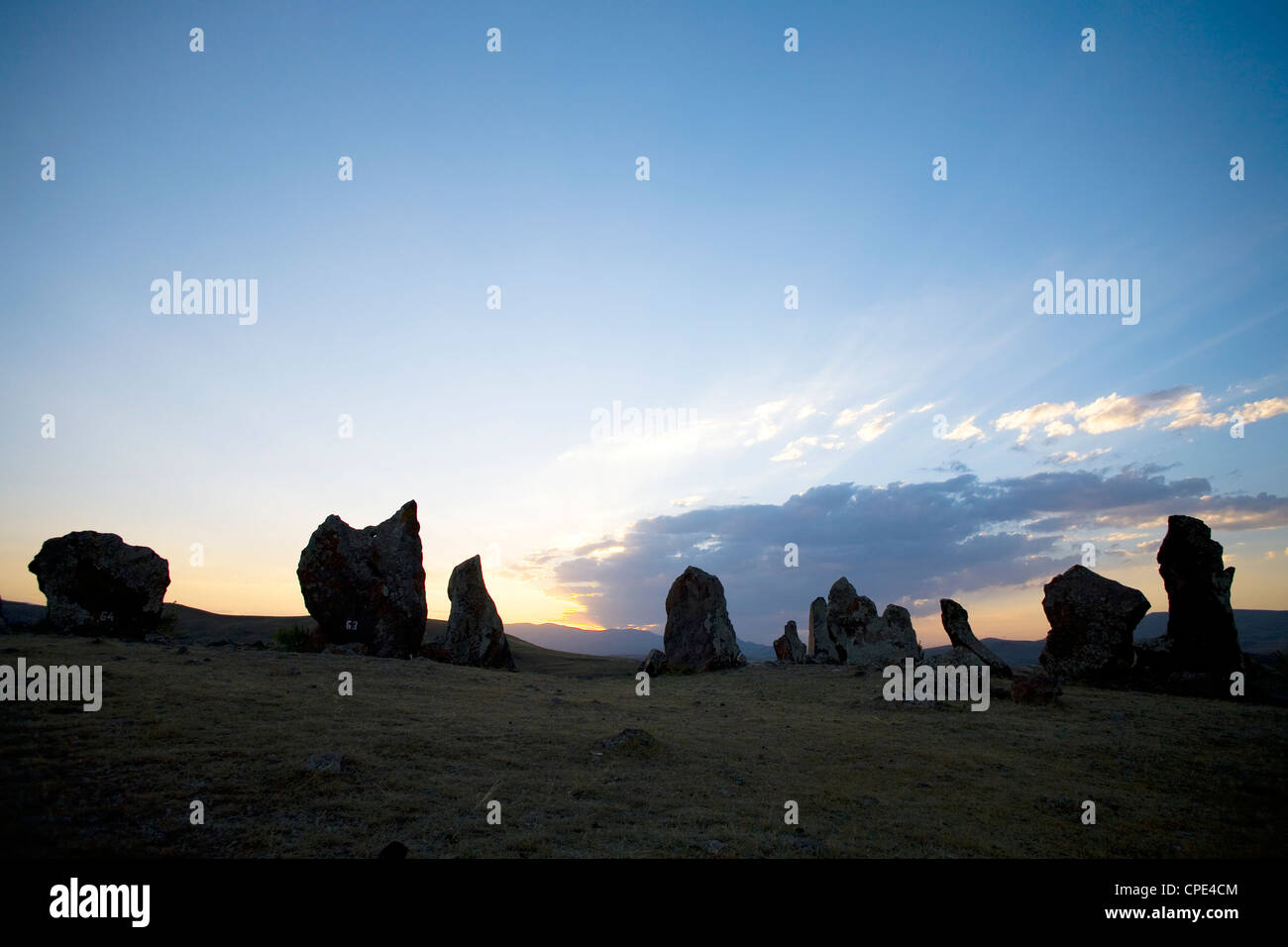 Basalto antiche colonne di pietra di Zorats Karer al tramonto, Sisian, Syunik, Armenia Foto Stock