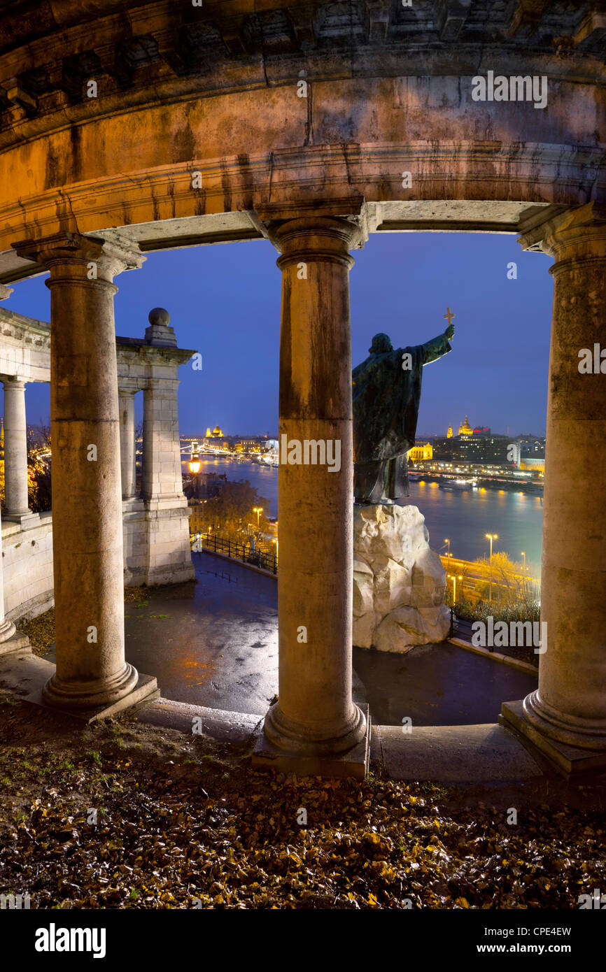 Gellert monumento con vista sul fiume Danubio e la città al crepuscolo, Colle Gellert Budapest, Ungheria, Europa Foto Stock
