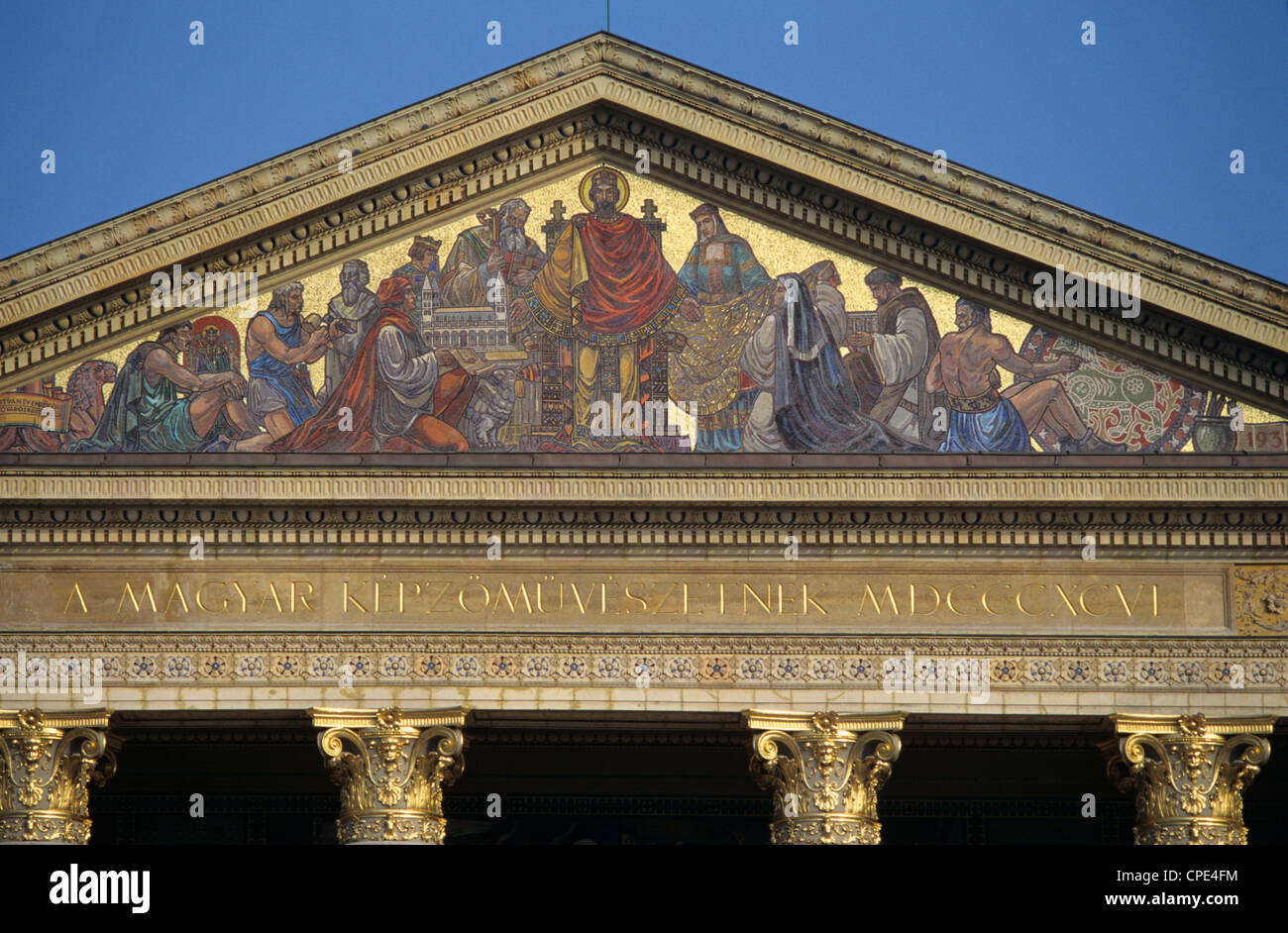 Mosaico di Santo Stefano sulla parte anteriore dell'Art Exhibition Hall, Piazza degli Eroi, Budapest, Ungheria, Europa Foto Stock