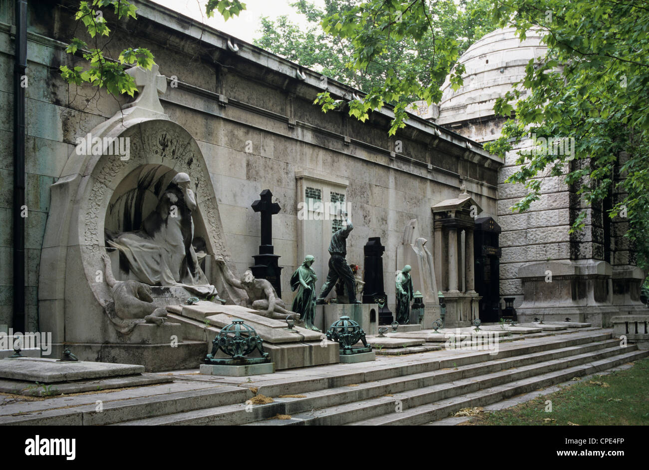 Tombe e monumenti commemorativi all'interno del cimitero Kerepesi, Budapest, Ungheria, Europa Foto Stock