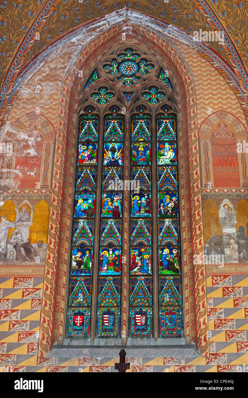 Affreschi e la finestra che mostra la vita della Vergine Maria nella Chiesa di Mattia (Matyas-Templom), Buda, Budapest, Ungheria, Europa Foto Stock