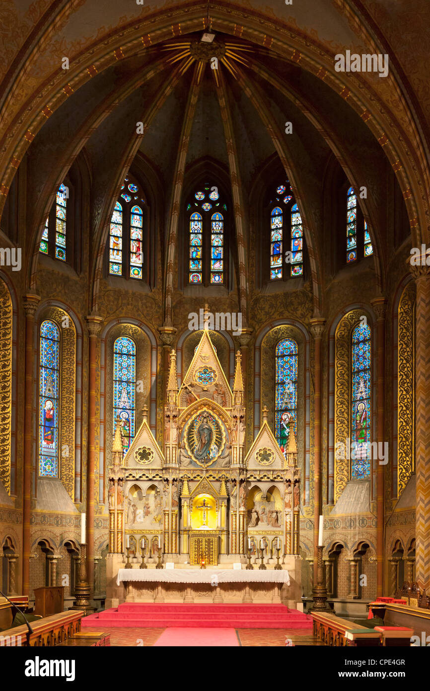 Lo stile gotico altare, la Chiesa di Mattia (Matyas-Templom), il Sito Patrimonio Mondiale dell'UNESCO, Buda, Budapest, Ungheria, Europa Foto Stock