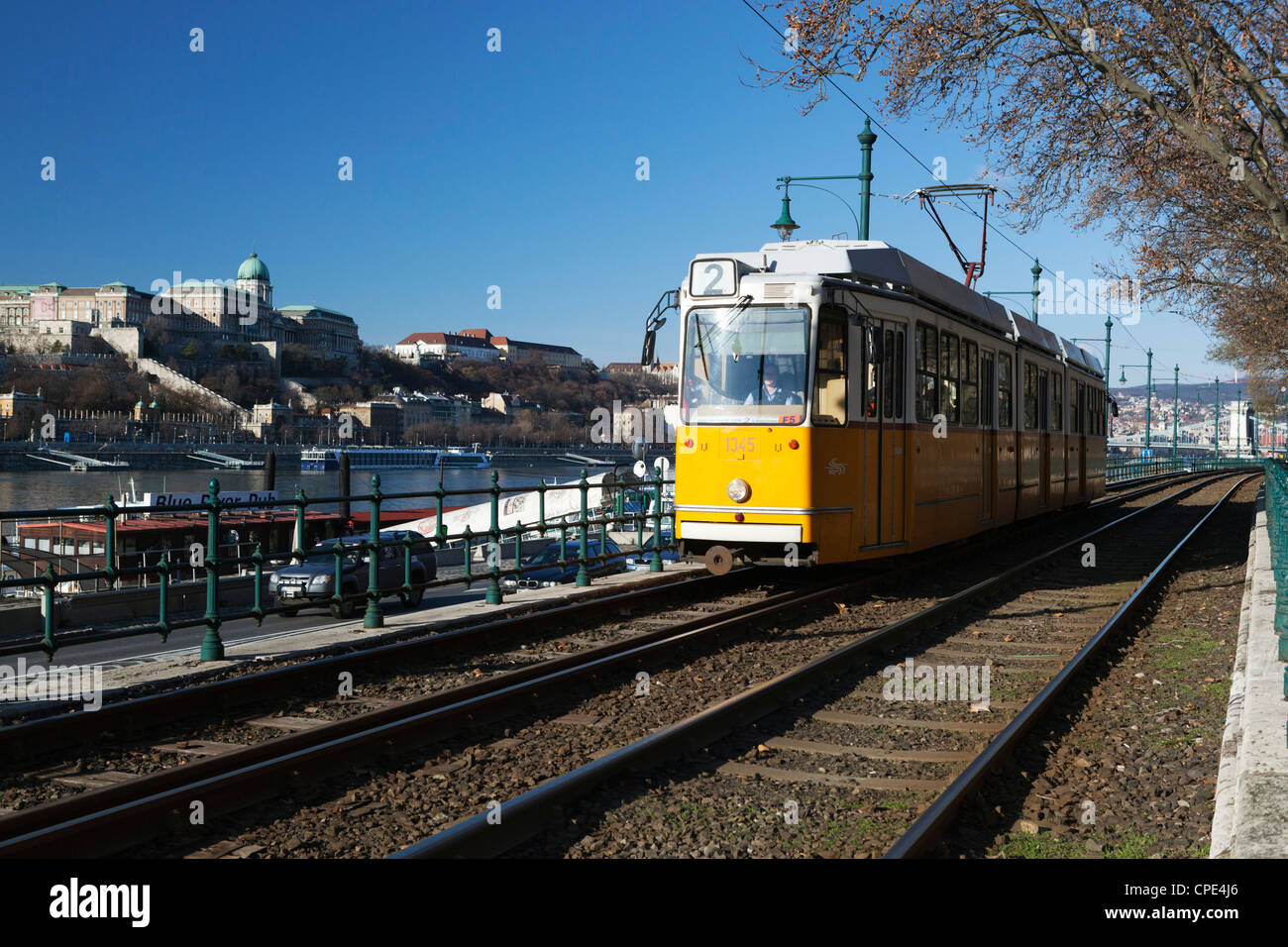 Il tram a fianco del fiume Danubio, Pest, Budapest, Ungheria, Europa Foto Stock