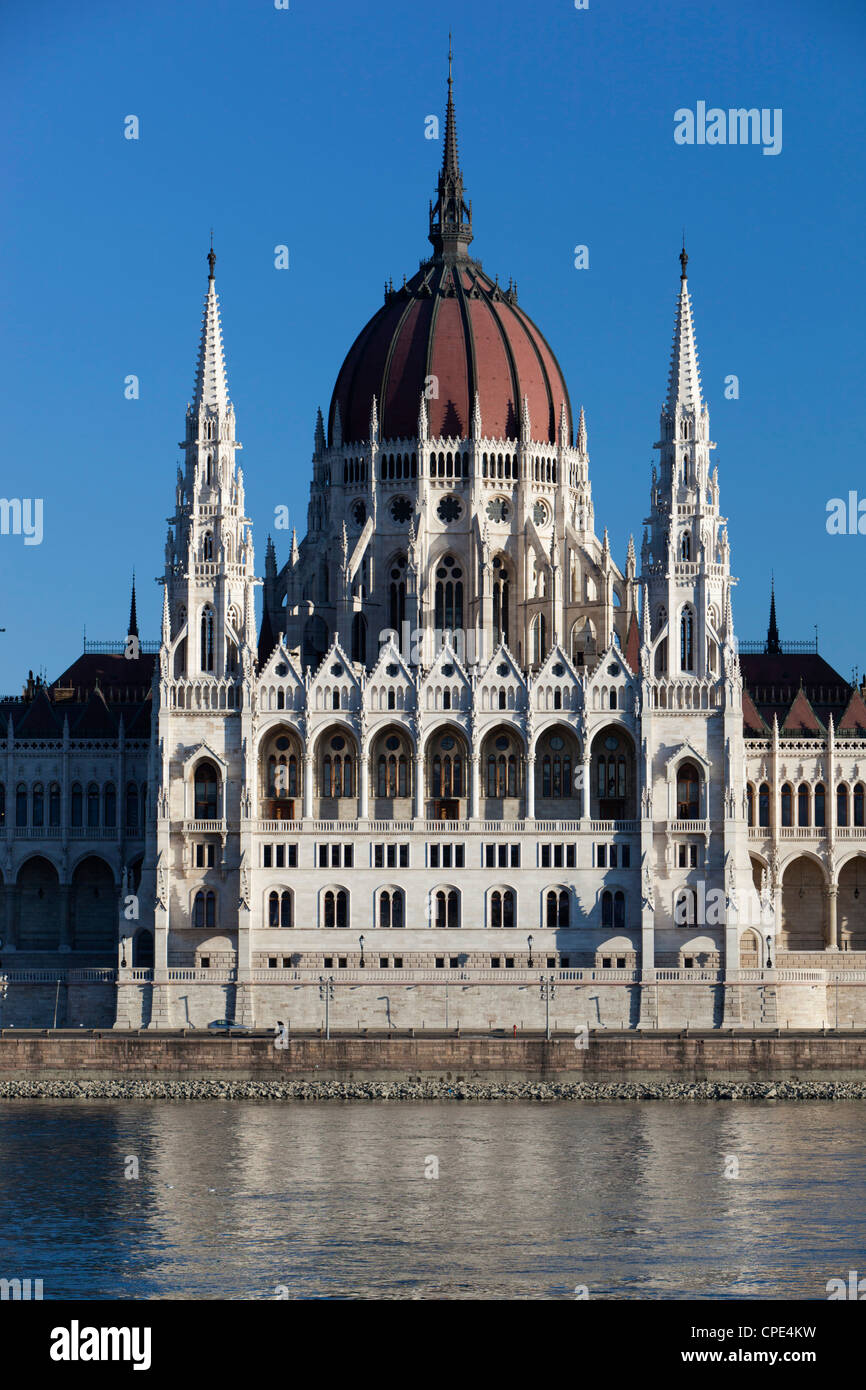 Il Parlamento (Orszaghaz) attraverso il fiume Danubio, Sito Patrimonio Mondiale dell'UNESCO, Budapest, Ungheria, Europa Foto Stock