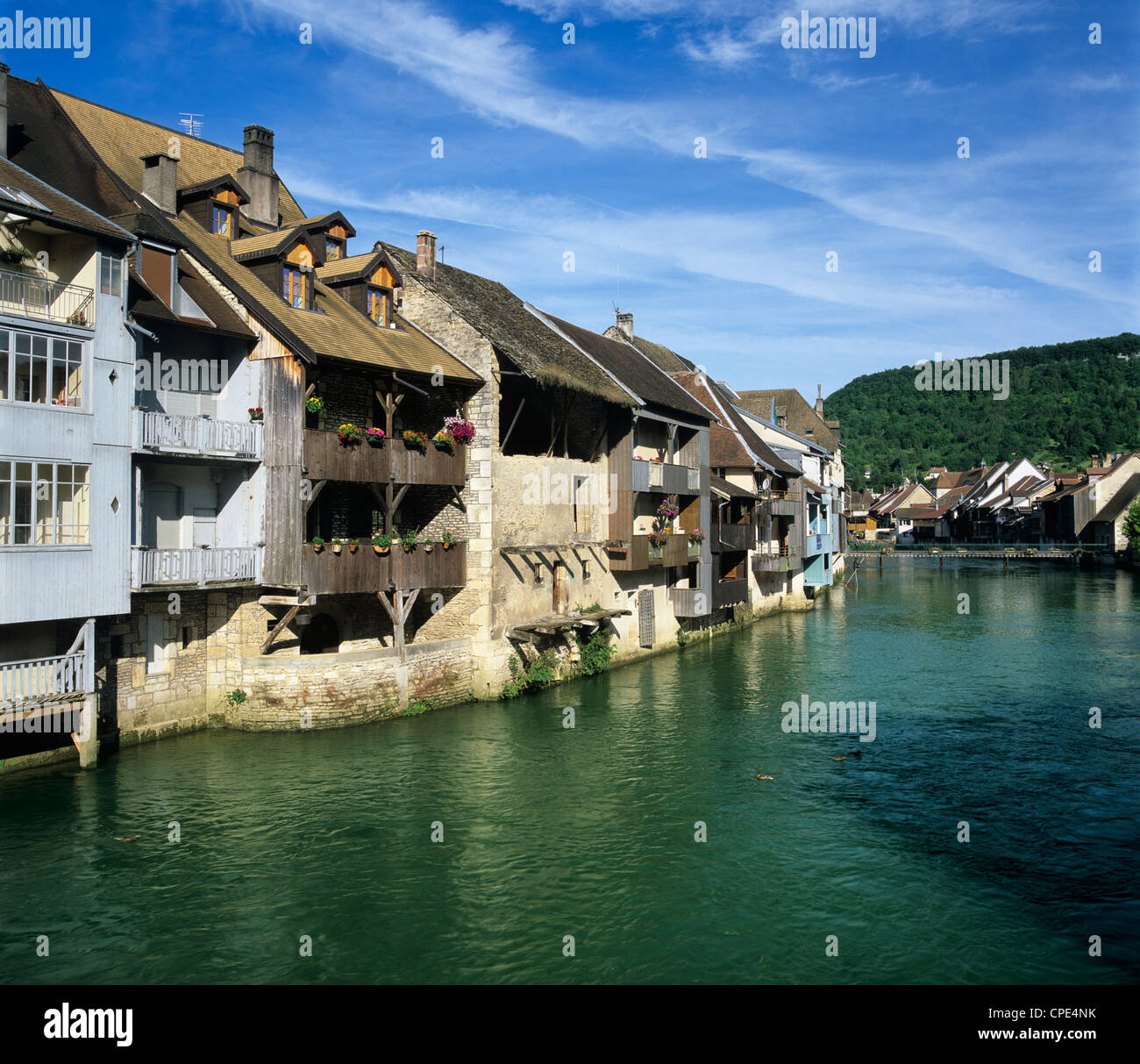Vecchie case lungo il fiume Loue, Ornans, Loue Valley, Franche Comte, Francia, Europa Foto Stock