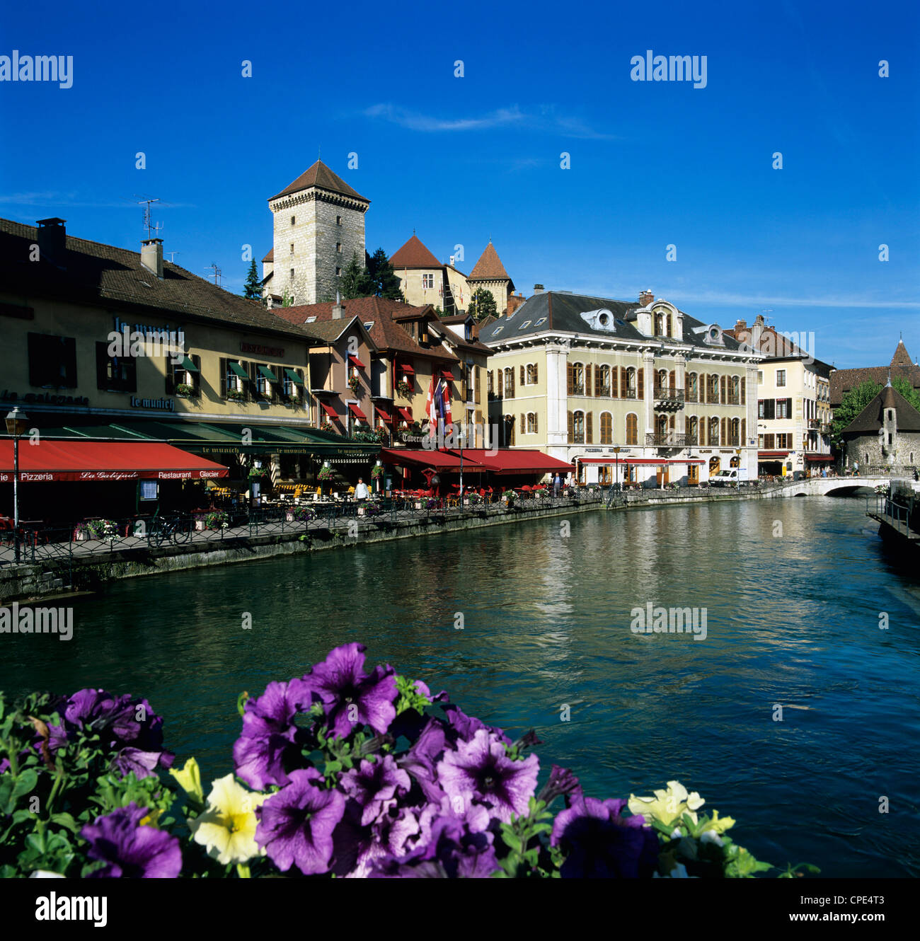 Lato Canale ristoranti al di sotto del Chateau, Annecy, il lago di Annecy, Rhone Alpes, Francia, Europa Foto Stock