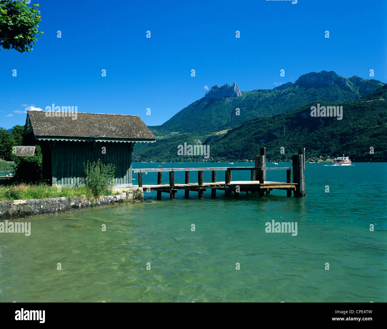 Pier sul lago, Duingt, il lago di Annecy, Rhone Alpes, Francia, Europa Foto Stock