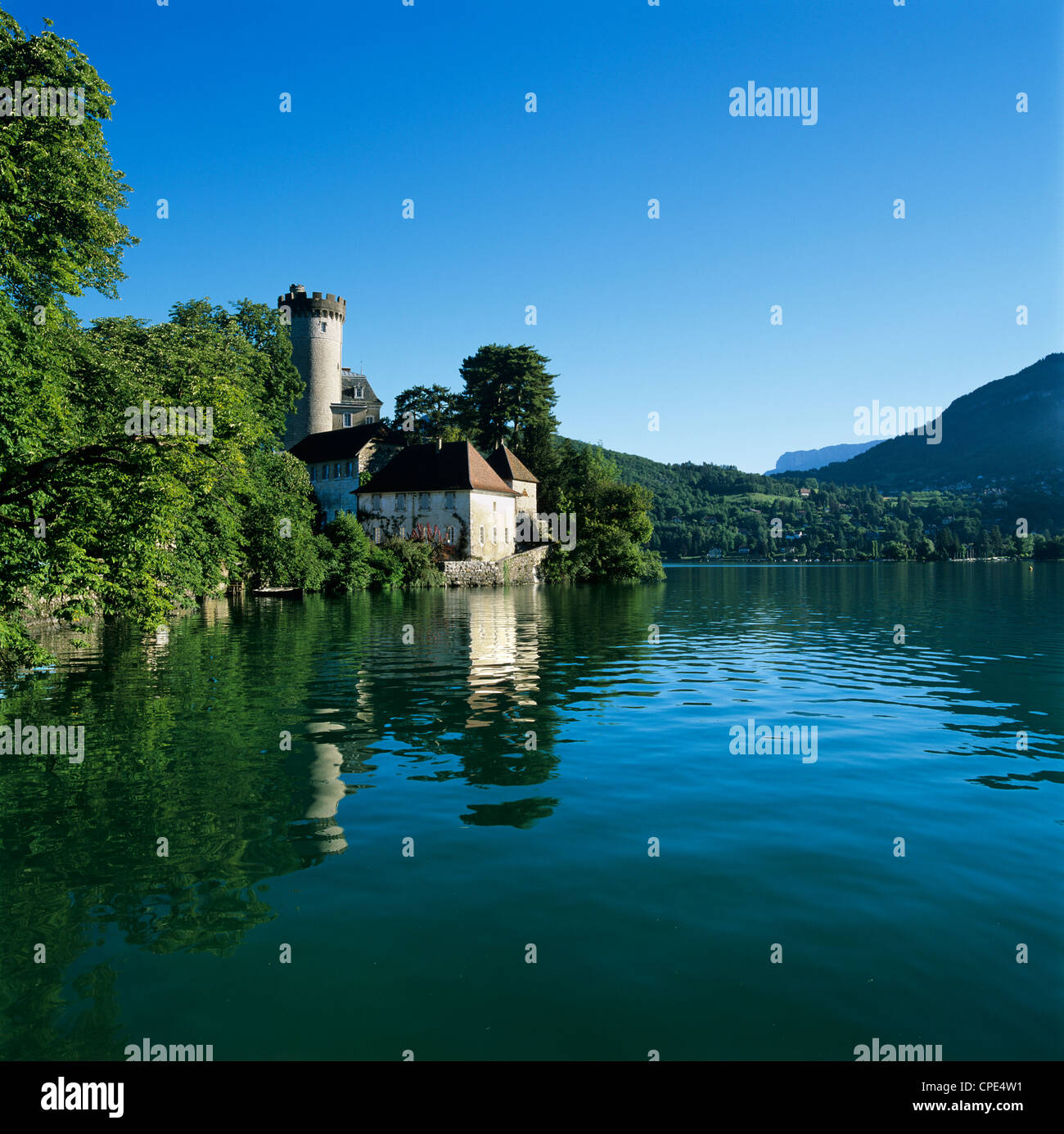 Chateau accanto al lago, Duingt, il lago di Annecy, Rhone Alpes, Francia, Europa Foto Stock