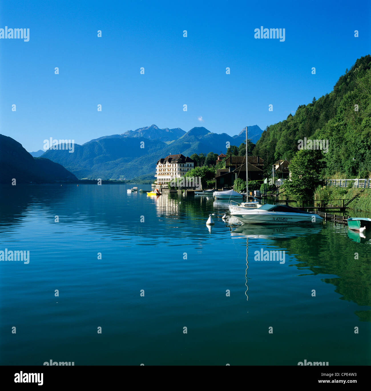 Vista lungo lago, Duingt, il lago di Annecy, Rhone Alpes, Francia, Europa Foto Stock