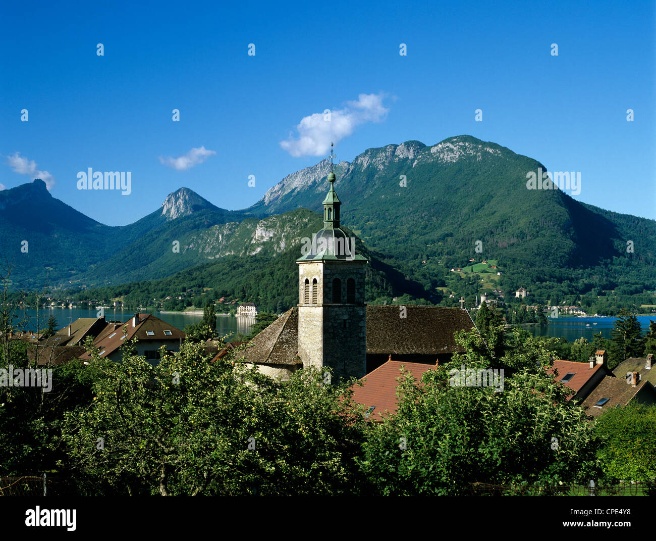 Vista sul villaggio, Talloires, il lago di Annecy, Rhone Alpes, Francia, Europa Foto Stock