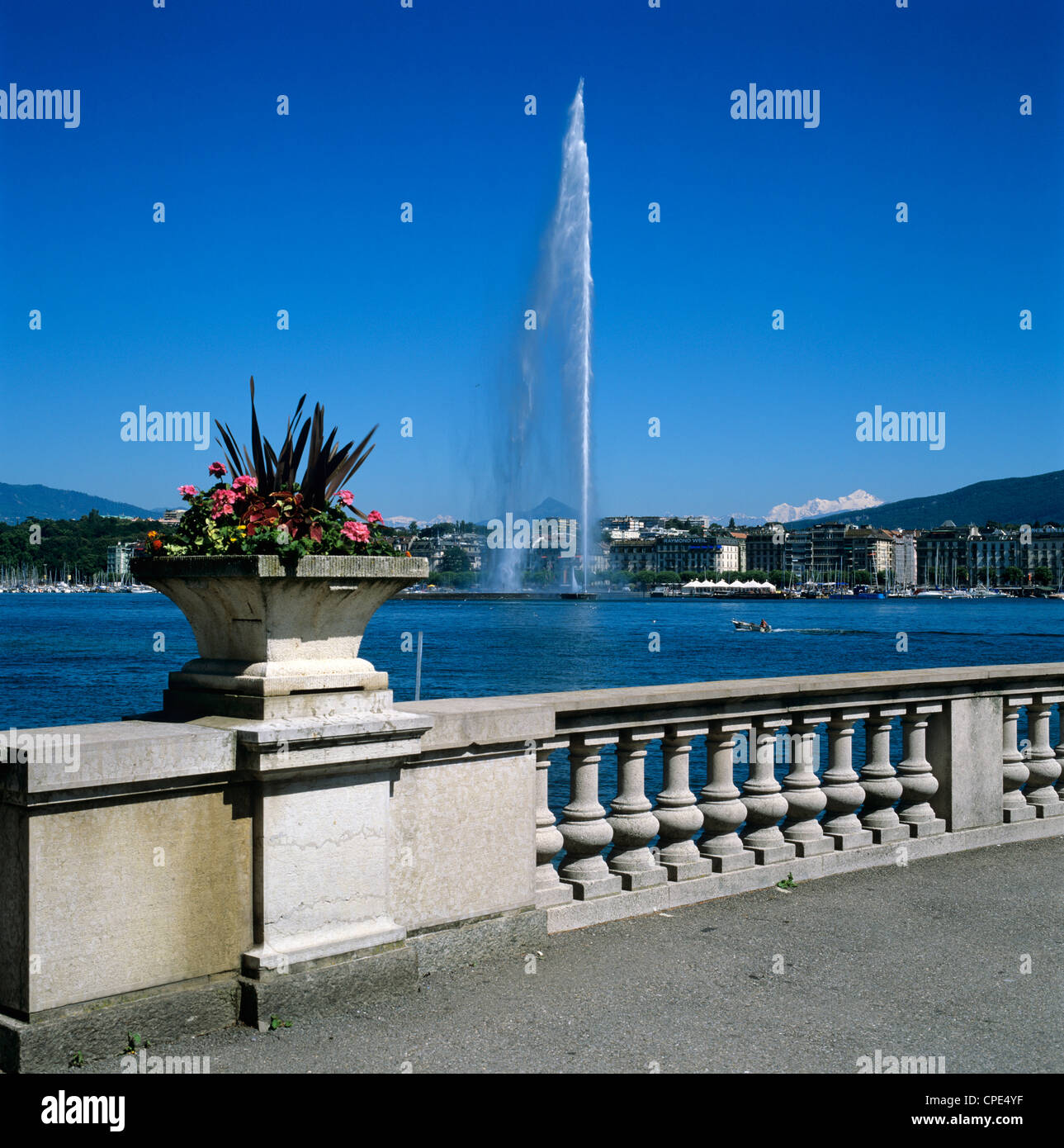 Jet D Eau Getto D Acqua Ginevra Il Lago Di Ginevra Lac Leman Svizzera Europa Foto Stock Alamy