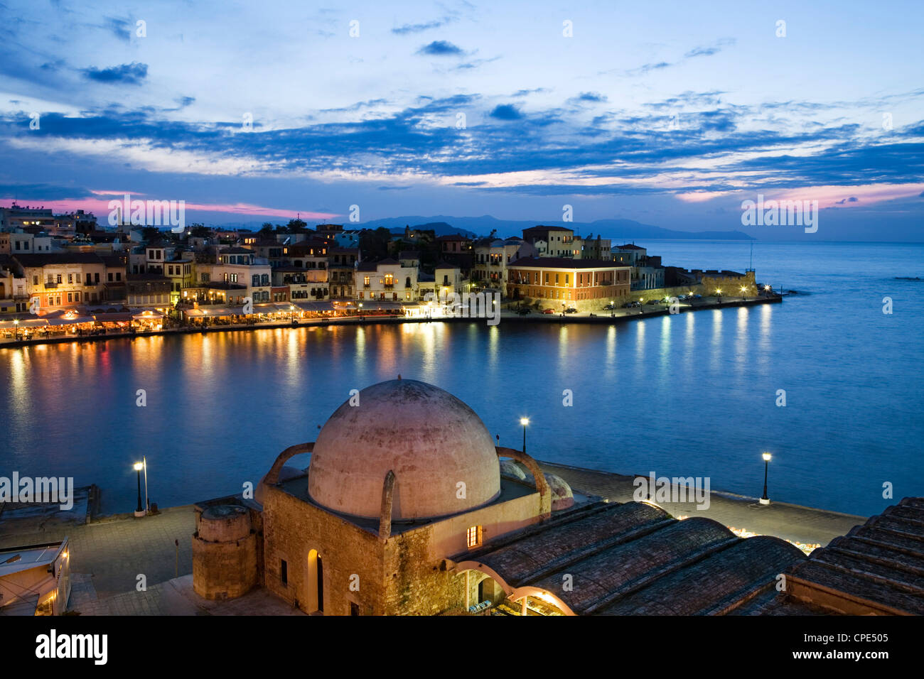 Porto veneziano e Moschea di Janissaries al crepuscolo, Chania (Hania), regione Chania, Creta, Isole Greche, Grecia, Europa Foto Stock