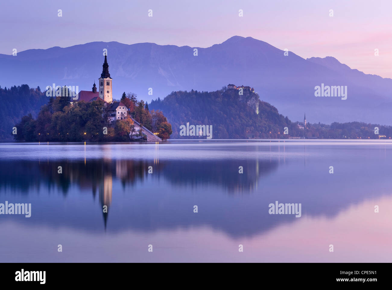 Blejski Otok sul lago di Bled all'alba in autunno, Bled, Gorenjska, Slovenia, Europa Foto Stock