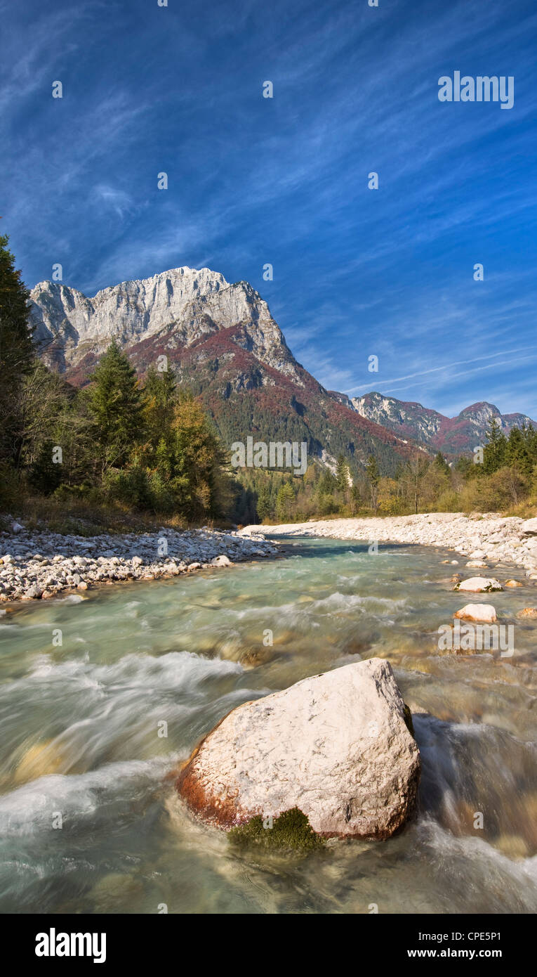 Autunno a Soca River nelle Alpi Giulie, Gorenjska, Slovenia, Europa Foto Stock