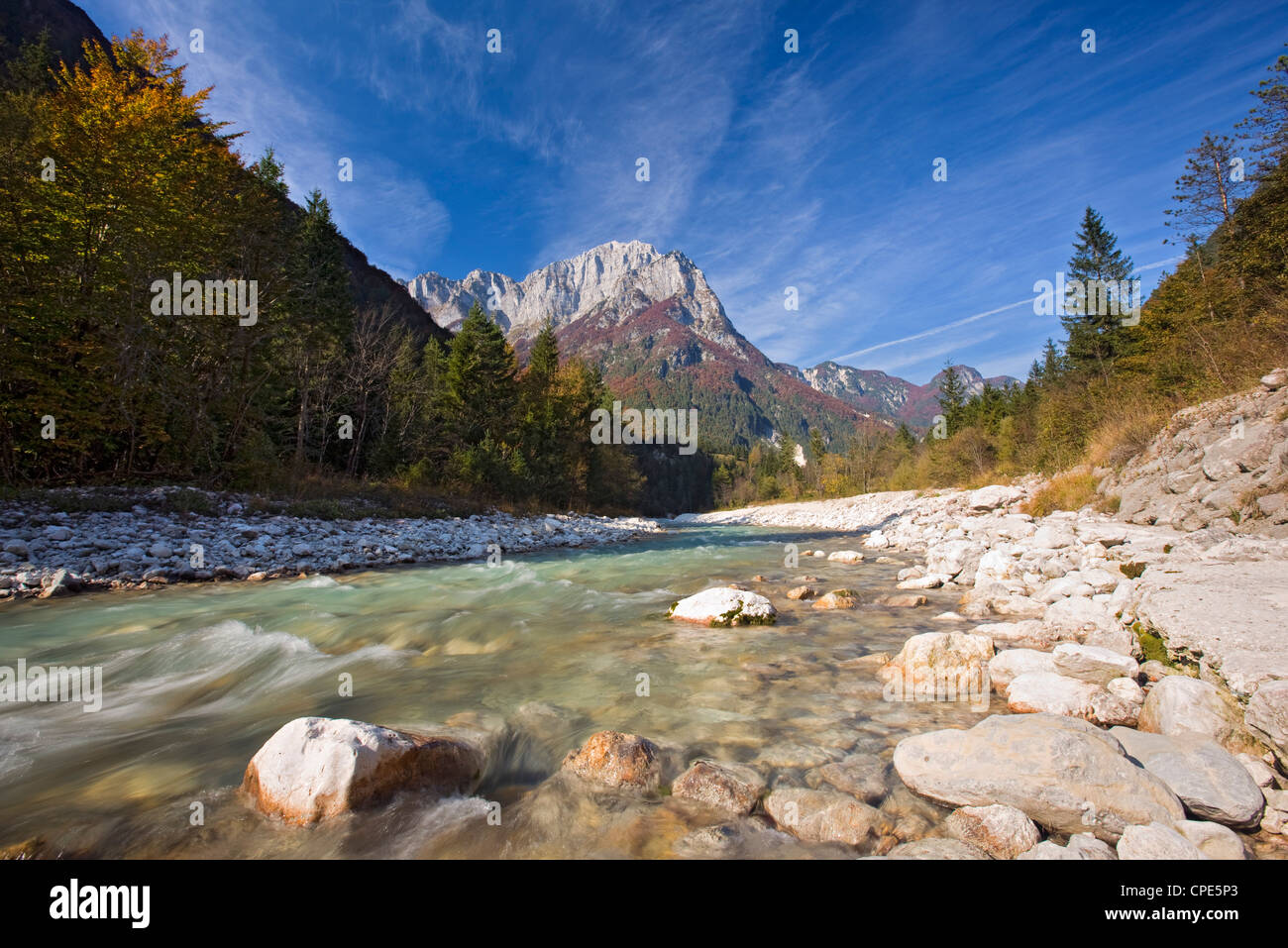 Autunno a Soca River nelle Alpi Giulie, Gorenjska, Slovenia, Europa Foto Stock