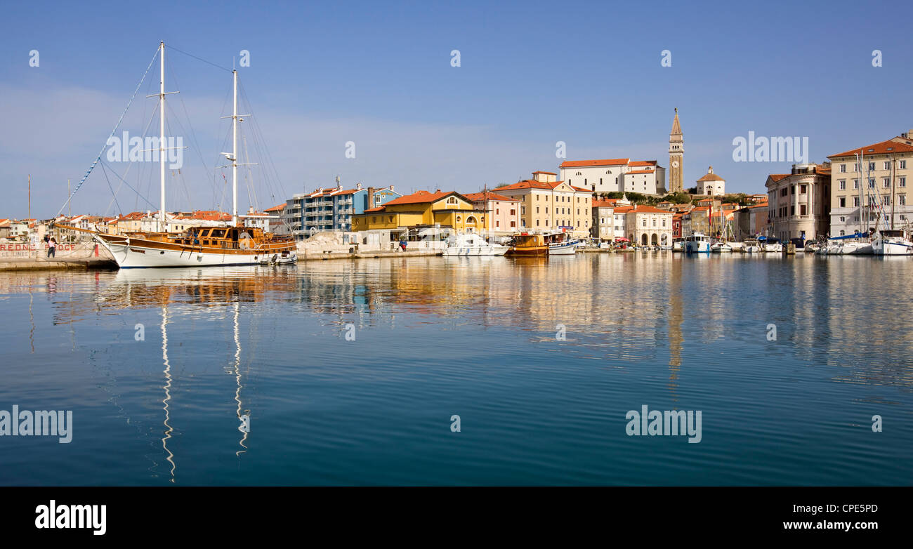 Guardando oltre il porto di pirano verso Tartini Square e la chiesa di San Giorgio di pirano, Slovenia, Europa Foto Stock