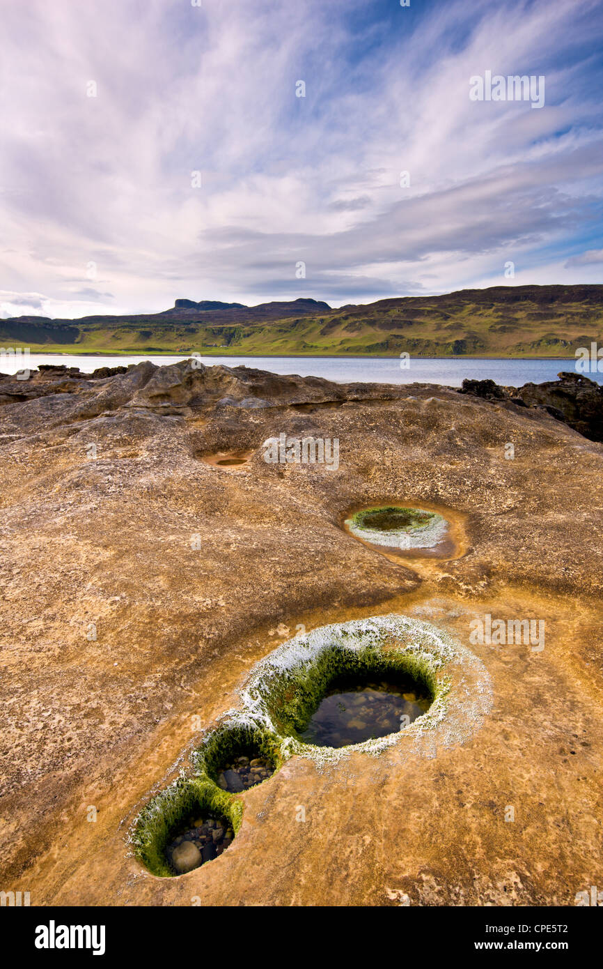 Piscine di roccia al di là di Laig Bay con un Sgurr nella distanza, Isola di Eigg, Ebridi Interne, Scotland, Regno Unito, Europa Foto Stock