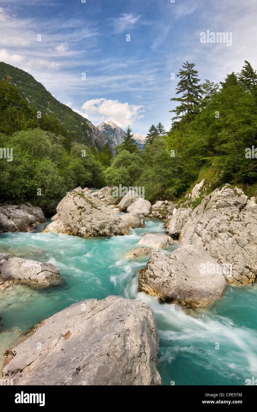 Veloce che scorre acqua del fiume Soca, Gorenjska, Slovenia, Europa Foto Stock