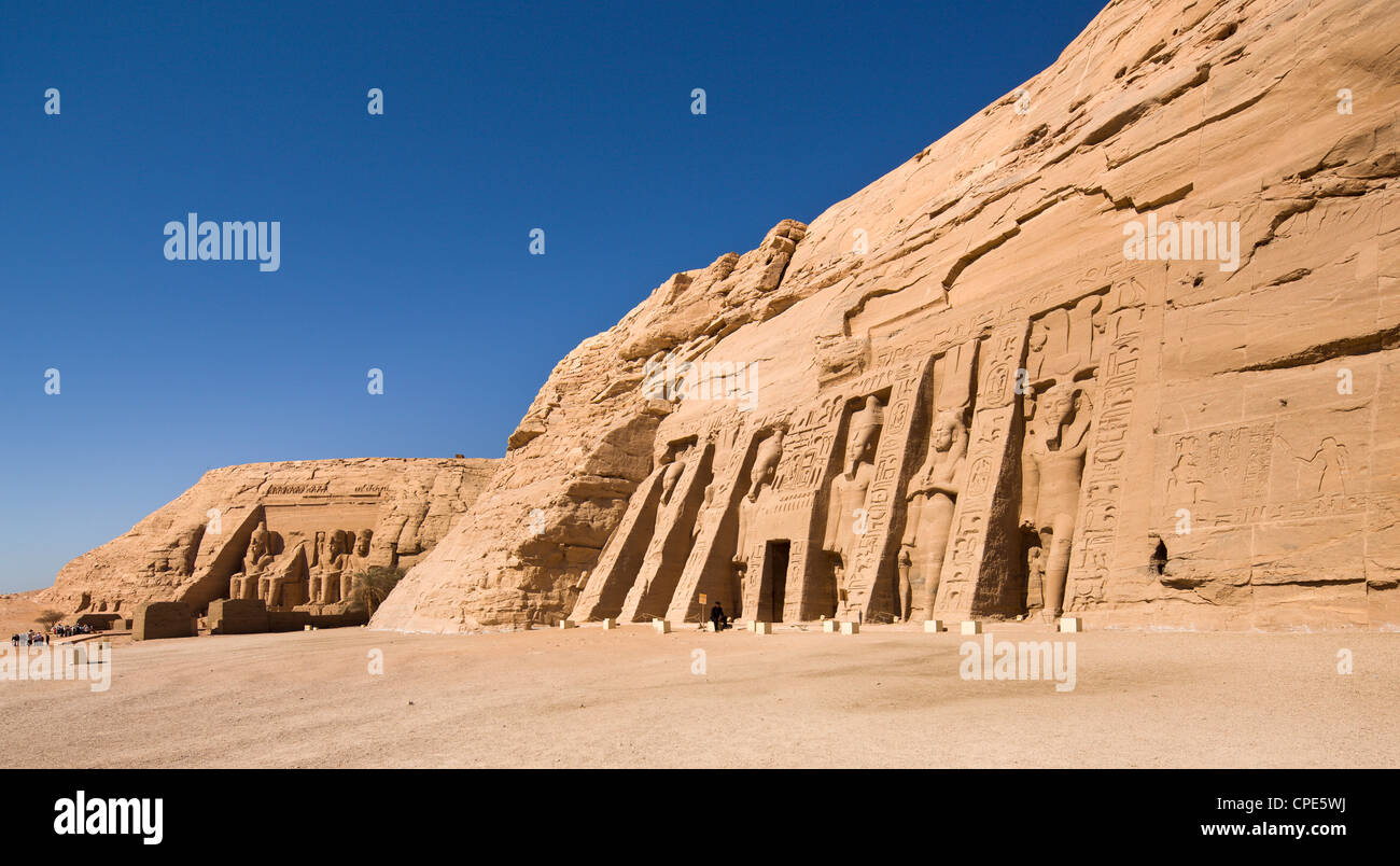 Il tempio di Hathor, con il tempio di Re-Herakhte dietro, ad Abu Simbel, Sito Patrimonio Mondiale dell'UNESCO, la Nubia, Egitto, Africa Foto Stock