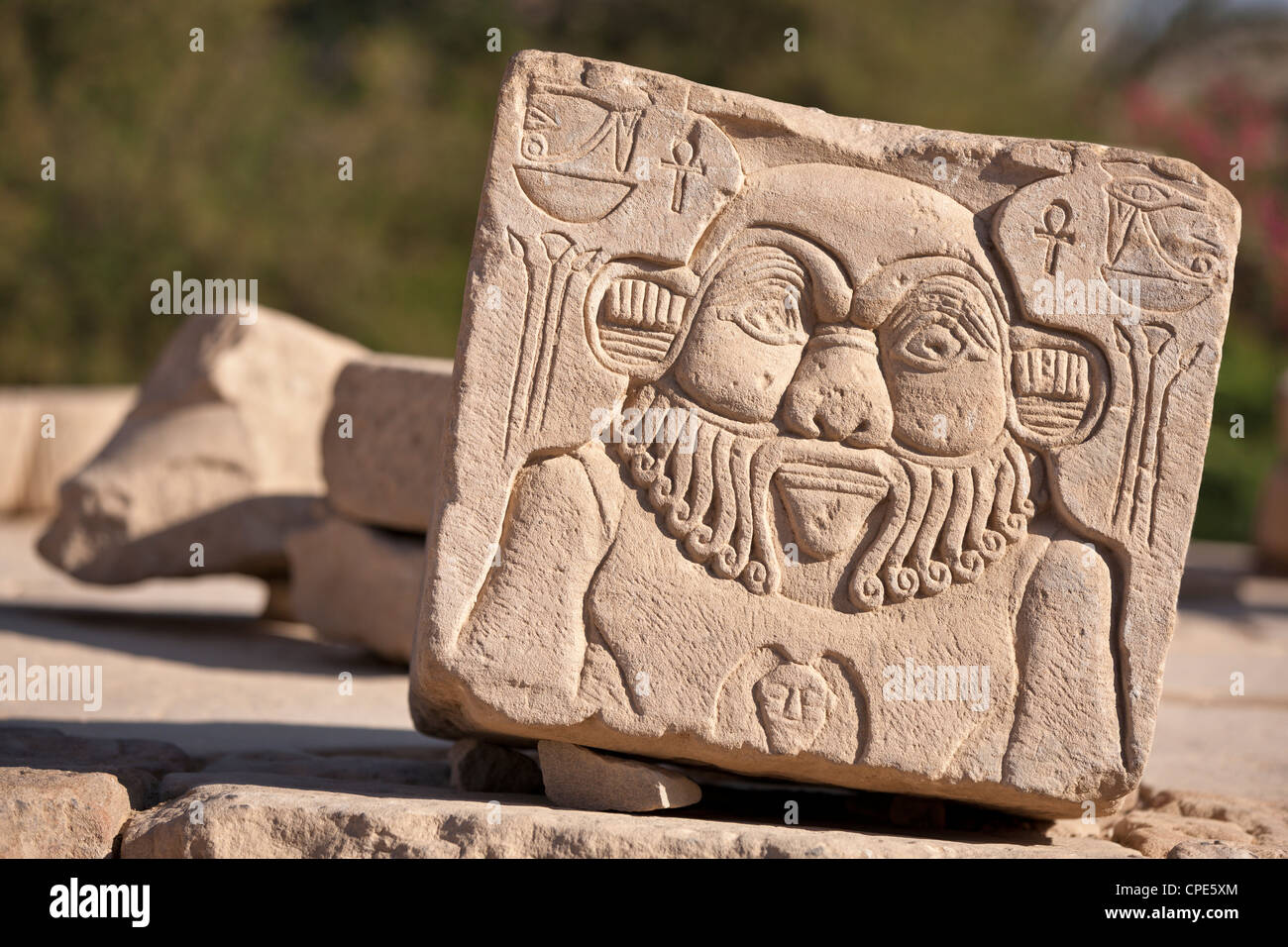 Rilievo del dio Bes presso il tempio di Hathor, Philae, Sito Patrimonio Mondiale dell'UNESCO, la Nubia, Egitto, Africa Settentrionale, Africa Foto Stock