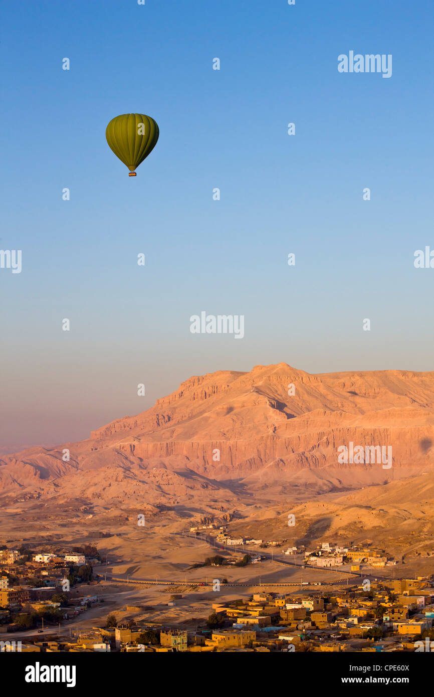 Una mongolfiera sospesa sopra le colline tebana di Luxor, Egitto, Africa Settentrionale, Africa Foto Stock