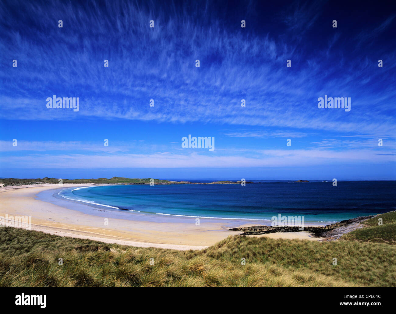 Colori tropicali nel mese di maggio presso la forma di una mezzaluna Feall Beach sull'Isola di Coll in Scozia, Ebridi Interne, Scotland, Regno Unito Foto Stock