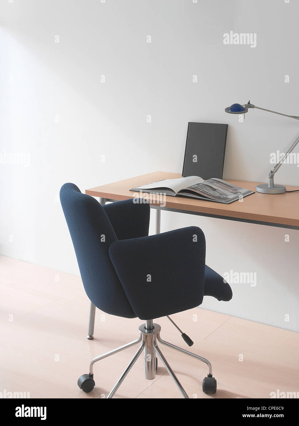 Sedia da ufficio e scrivania Foto Stock