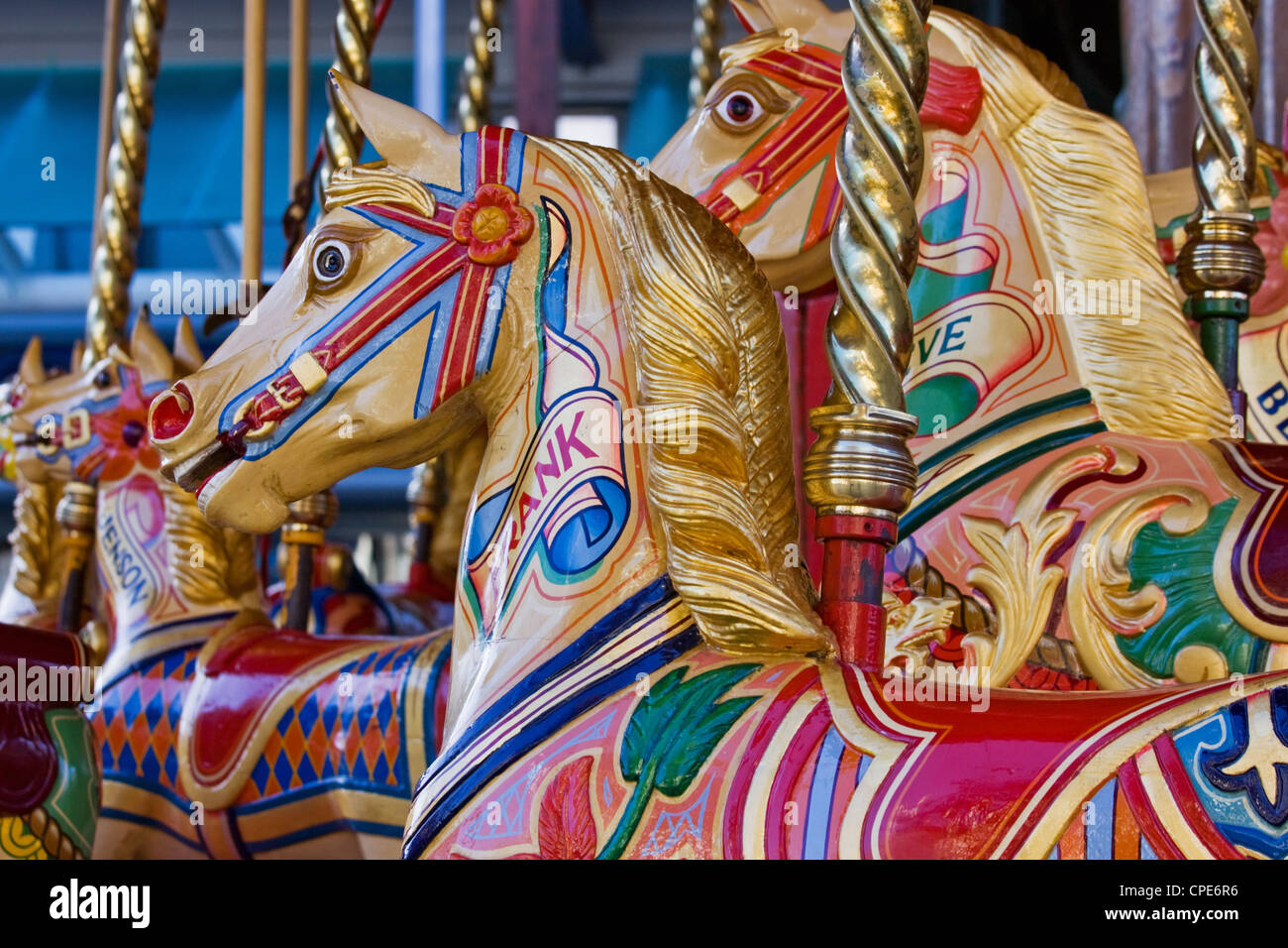 Bambini il cavallo in un vapore tradizionale fiera merry-go-round REGNO UNITO Foto Stock
