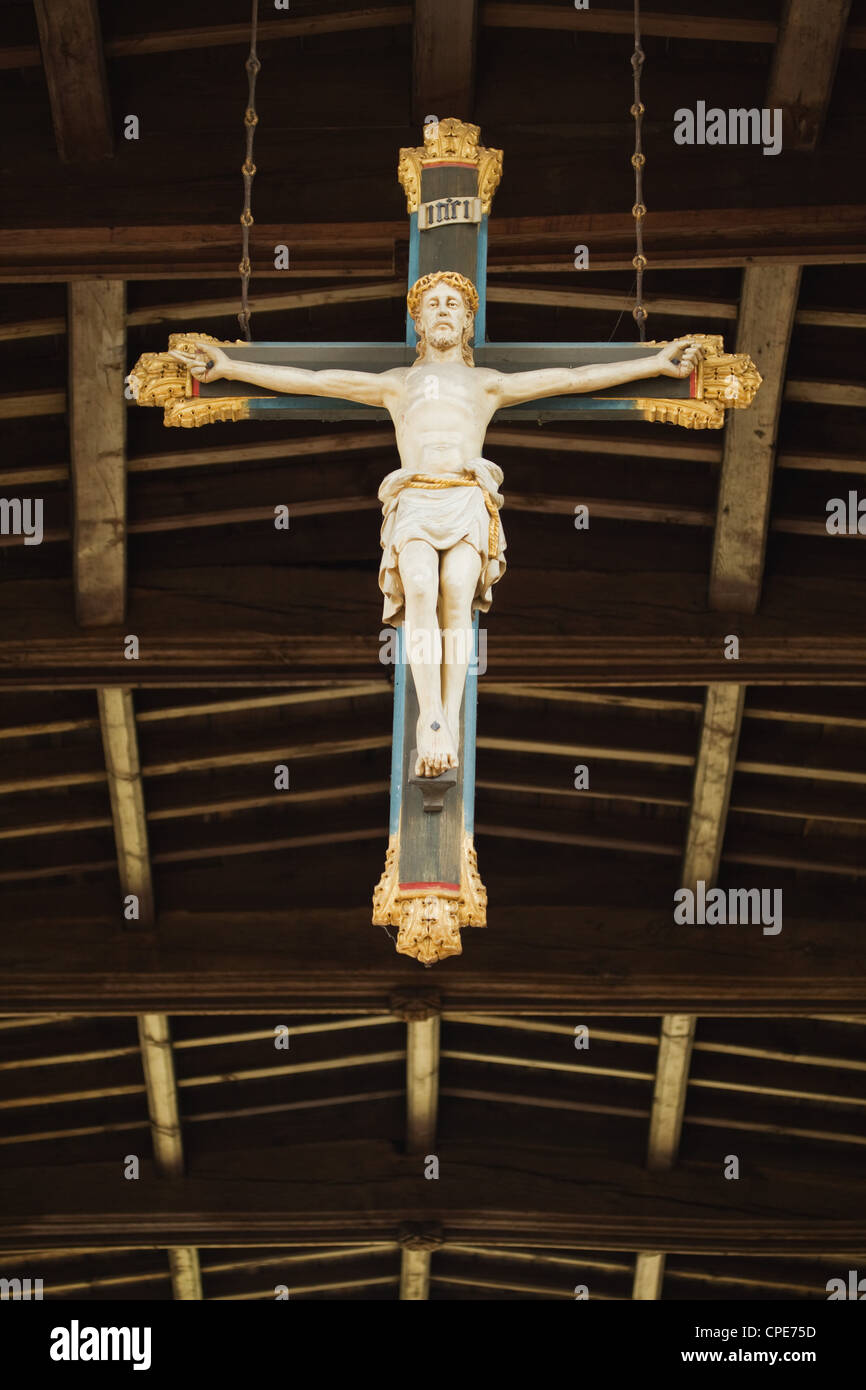 Una statua di Gesù sulla croce che pende dal soffitto del la Chiesa di Santa Maria in città di Barton-su-Humber Foto Stock