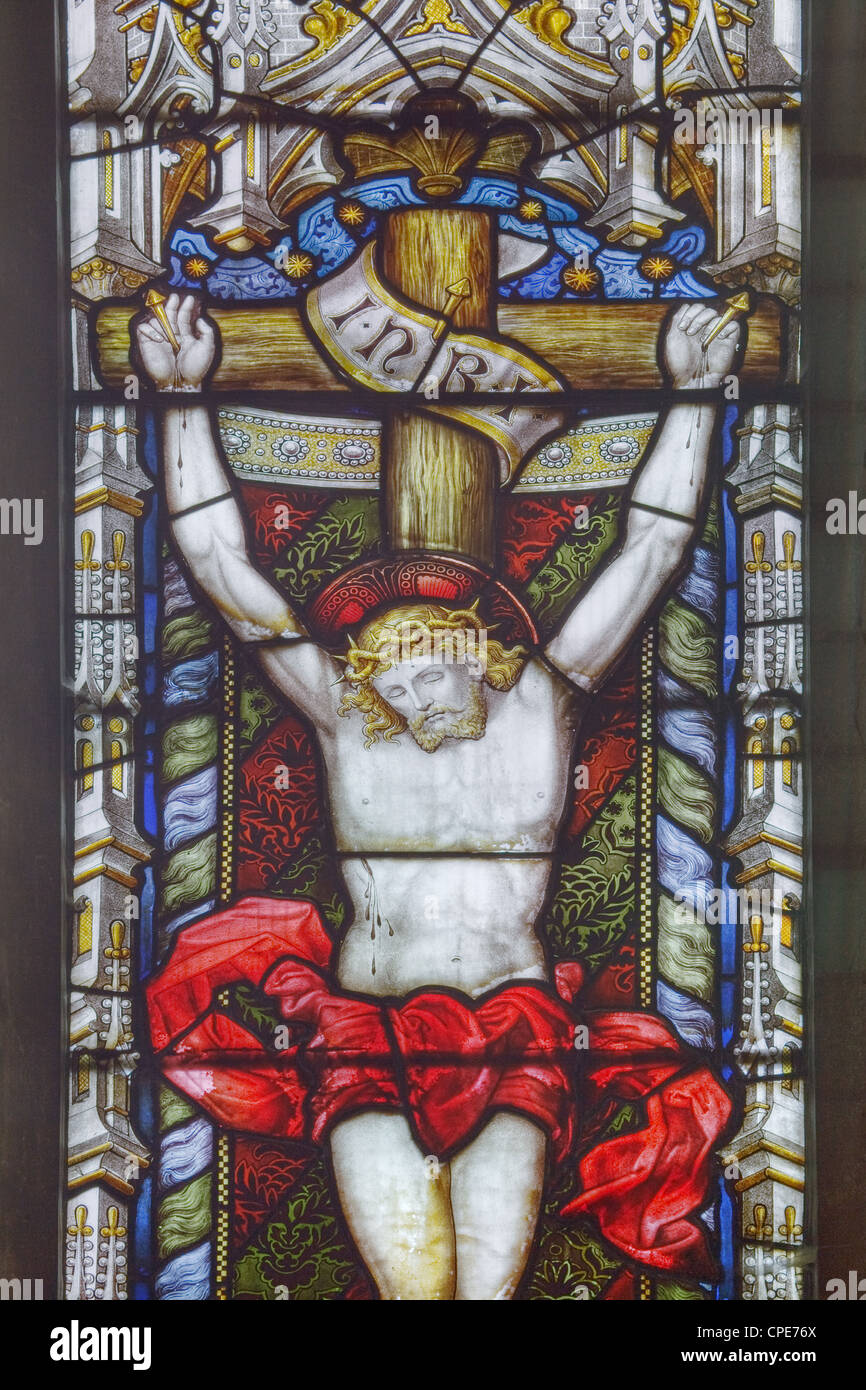 Una finestra di vetro colorato che mostra Gesù sulla croce. San Clemente Chiesa, Worlaby, North Lincolnshire, Inghilterra Foto Stock