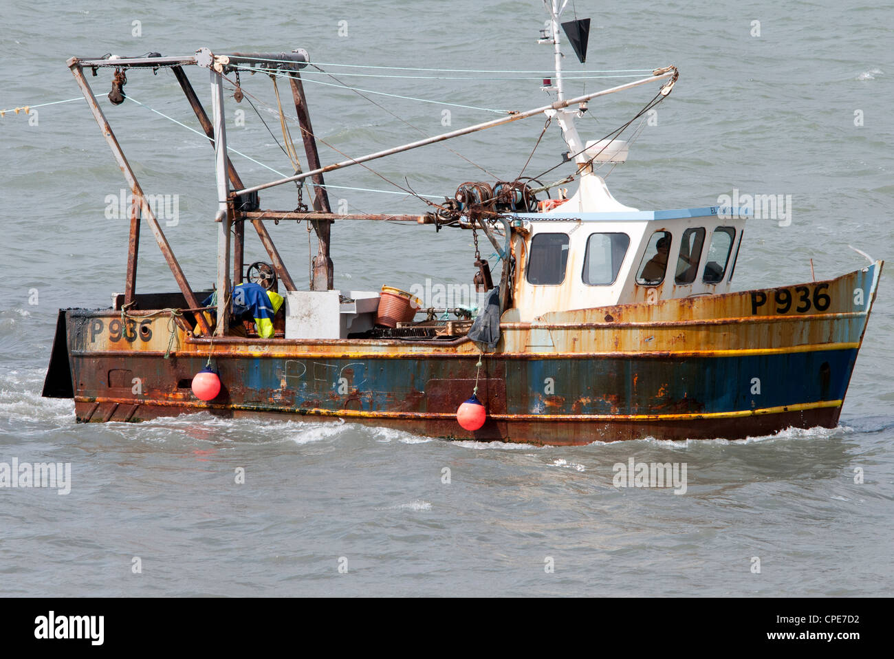 Barca da pesca a strascico il porto di Portsmouth Foto Stock
