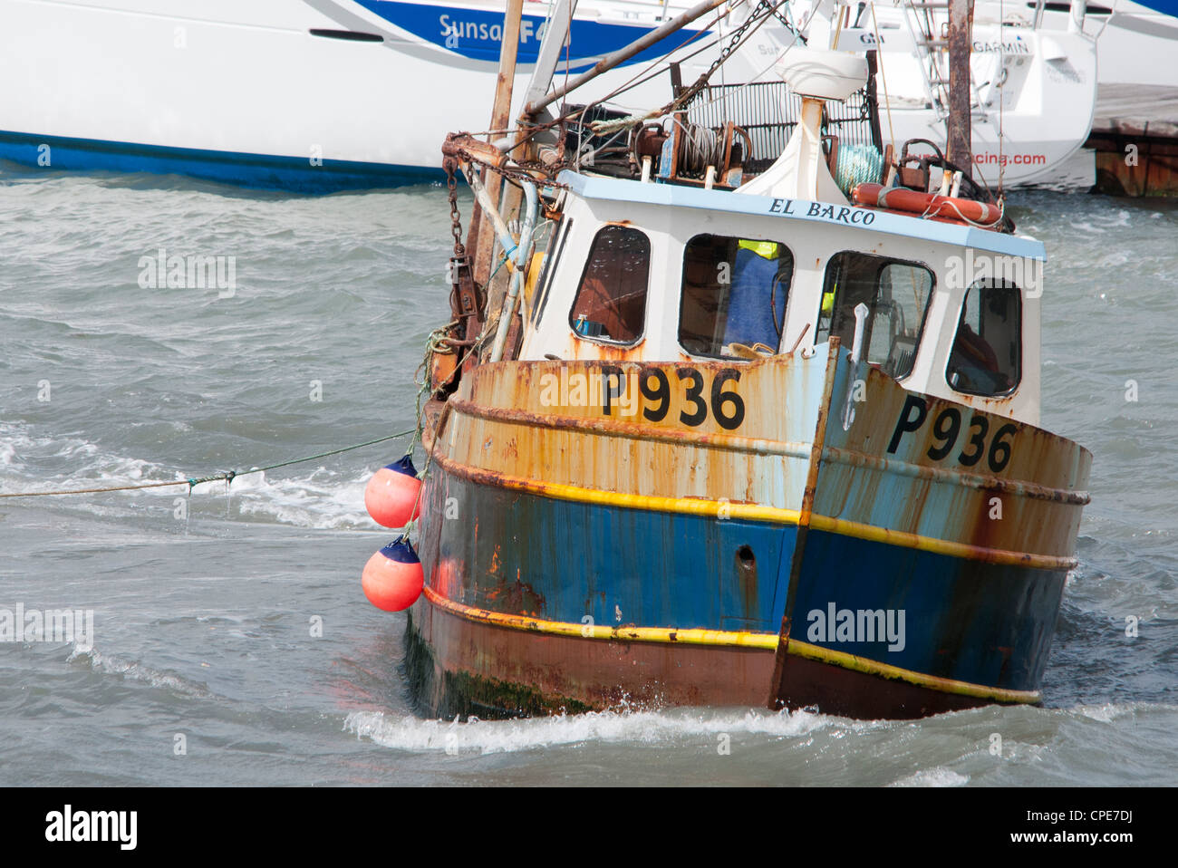 Barca da pesca a strascico il porto di Portsmouth Foto Stock