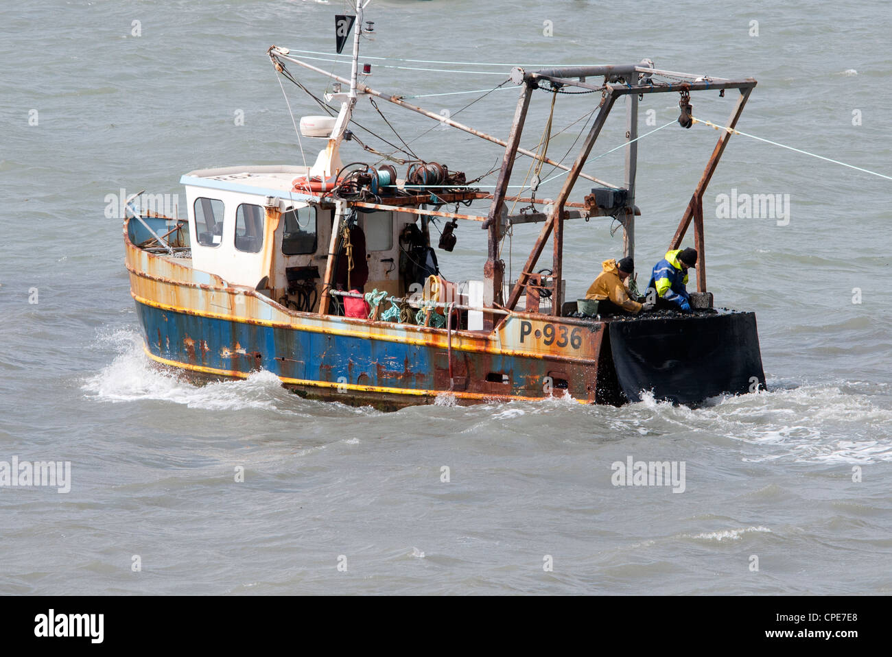 Barca da pesca a strascico il porto di Portsmouth Foto Stock