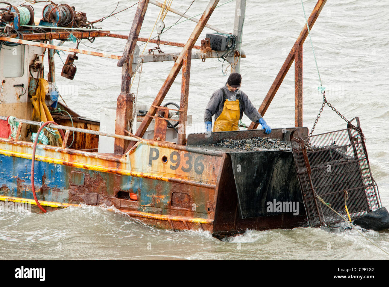 Barca da pesca a strascico il porto di Portsmouth Foto Stock