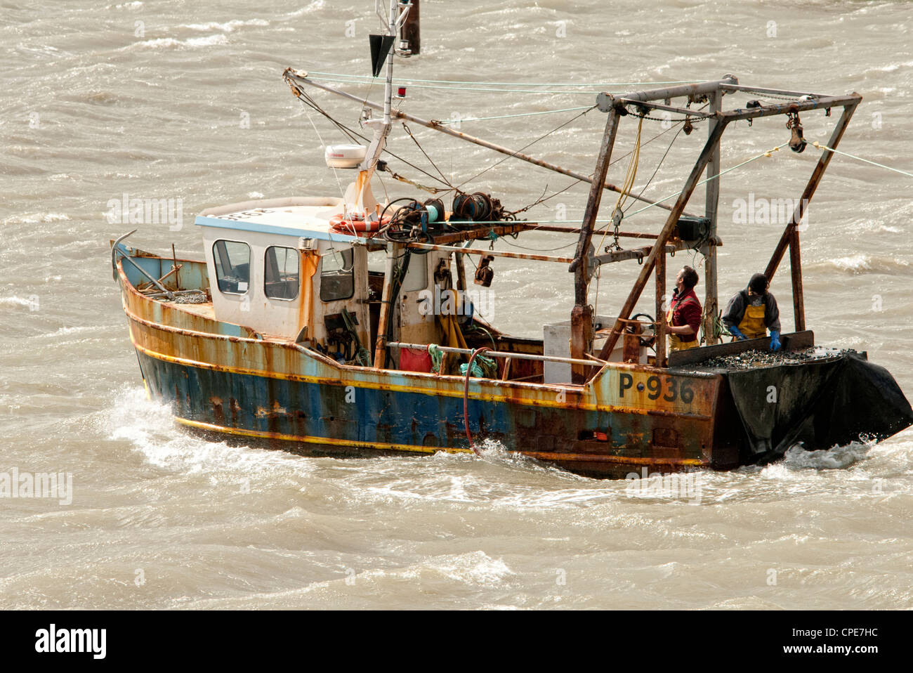 Barca da pesca a strascico il porto di Portsmouth Foto Stock
